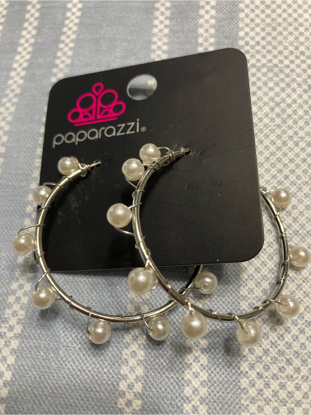 NWT Paparazzi open hoop earrings with faux pearl accents.